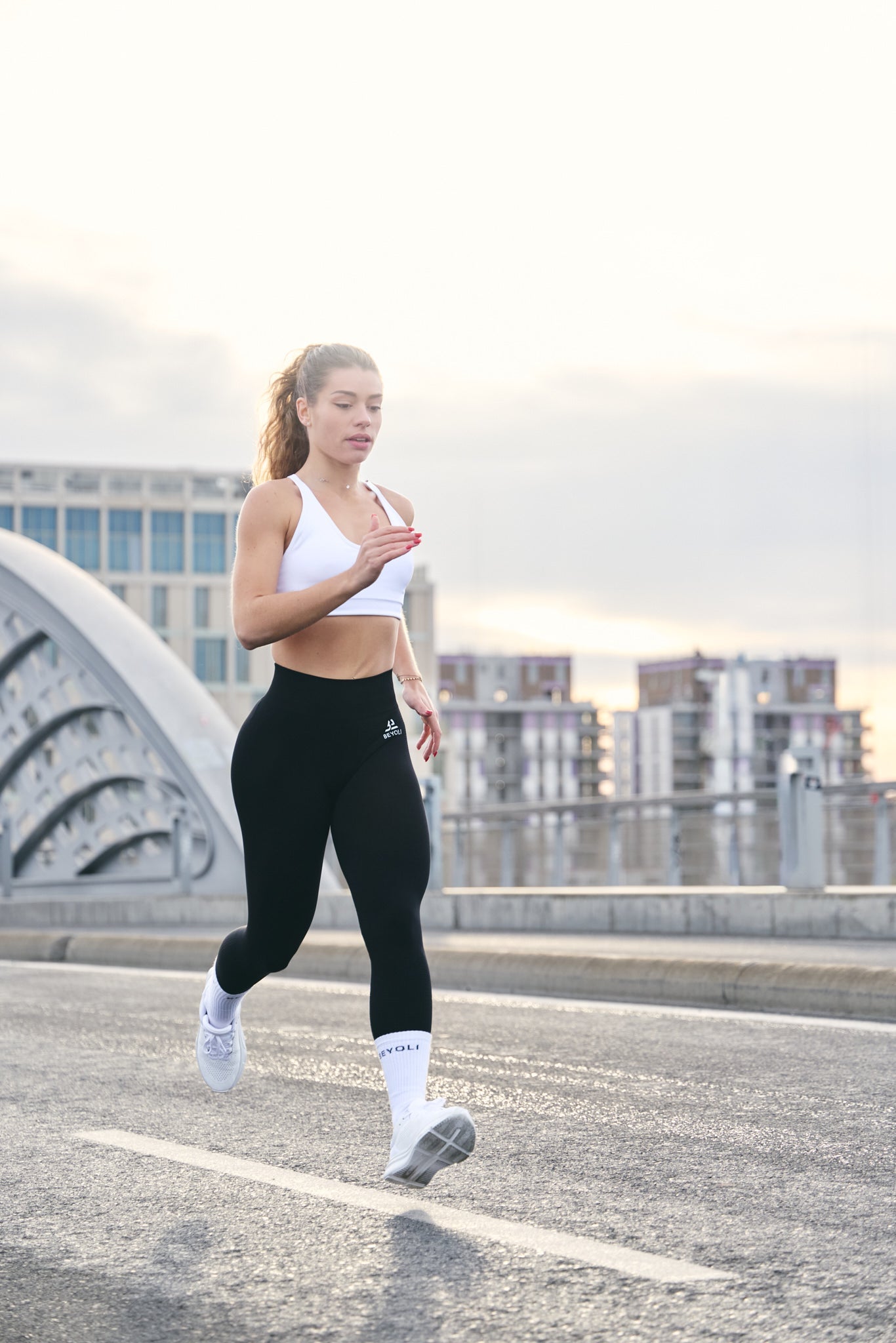 femme en tenue BEYOLi qui s'entraine pour son hyrox