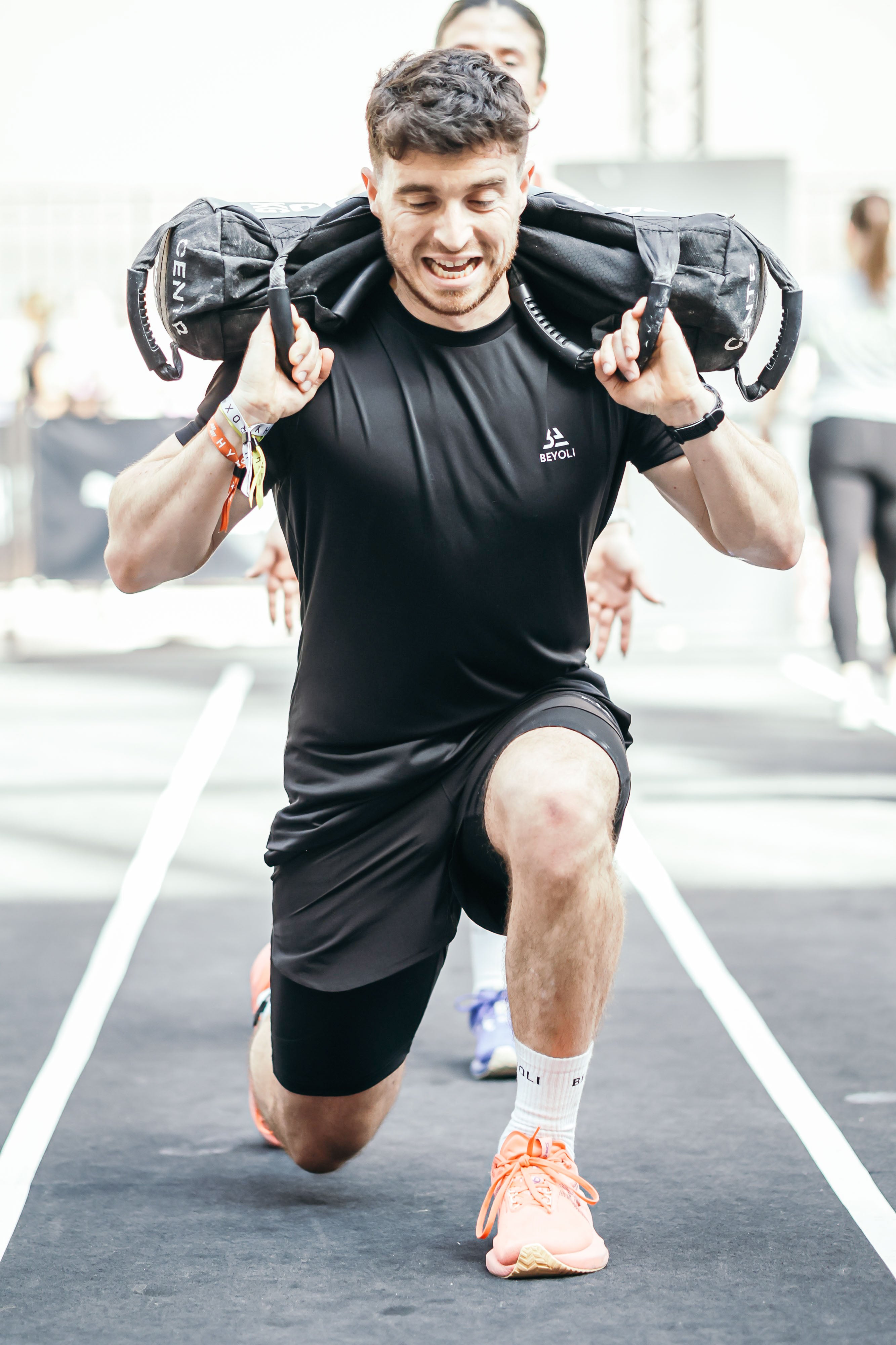 Epreuves de Sandbag lunges lors d'un hyrox