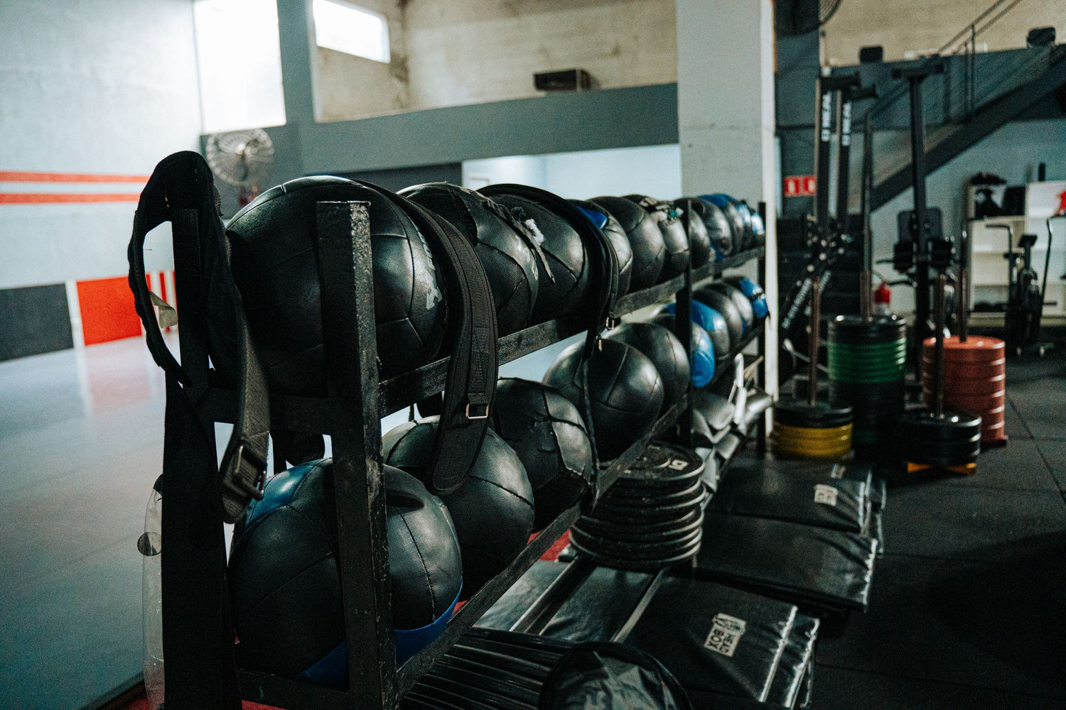 Salle de sport moderne avec kettlebells et équipements, illustration des règles HYROX