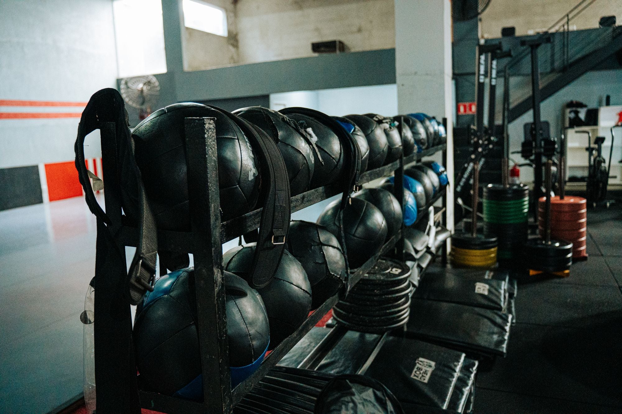 Salle de sport moderne avec kettlebells et équipements, illustration des règles HYROX
